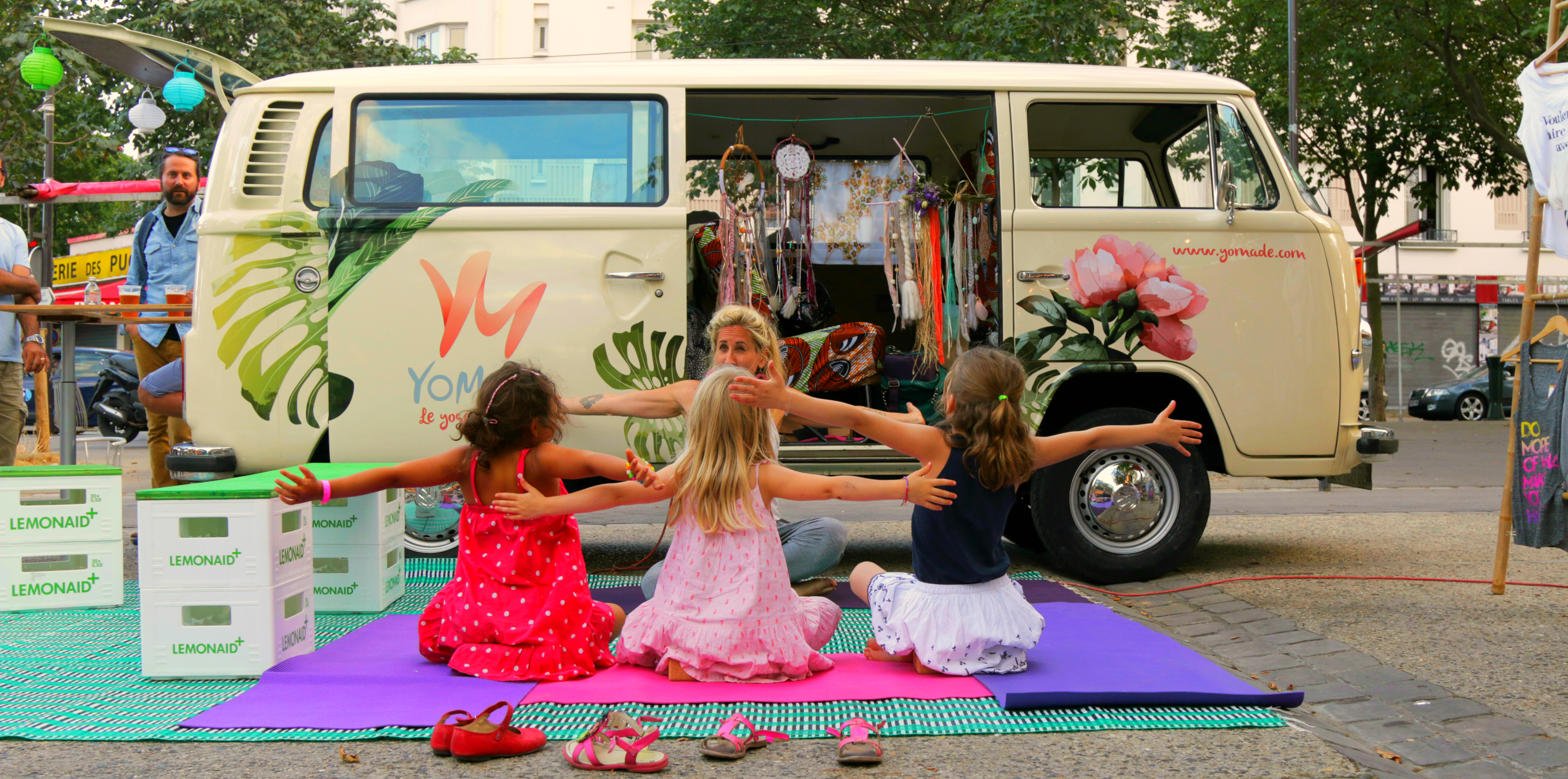 Yomade, the Nomadic Yoga in a hippie van that comes to your place in Paris